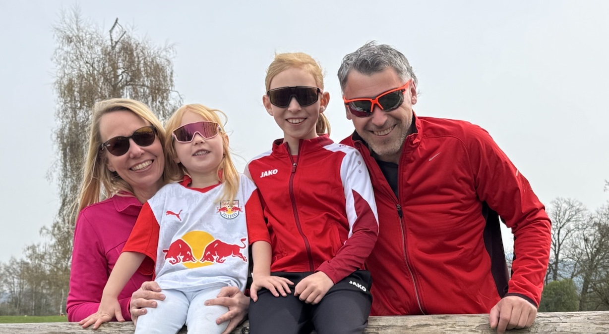 Vier Personen im Freien mit unterschiedlichen Sonnenbrillen: rechts Bernhard, daneben Ronja, dann Zelda und links Marion.